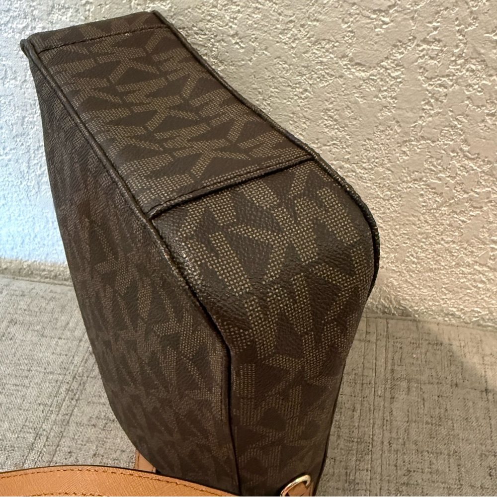 Michael Kors Hamilton Traveler Monogram Crossbody Bag NWOT - Picture 5 of 14